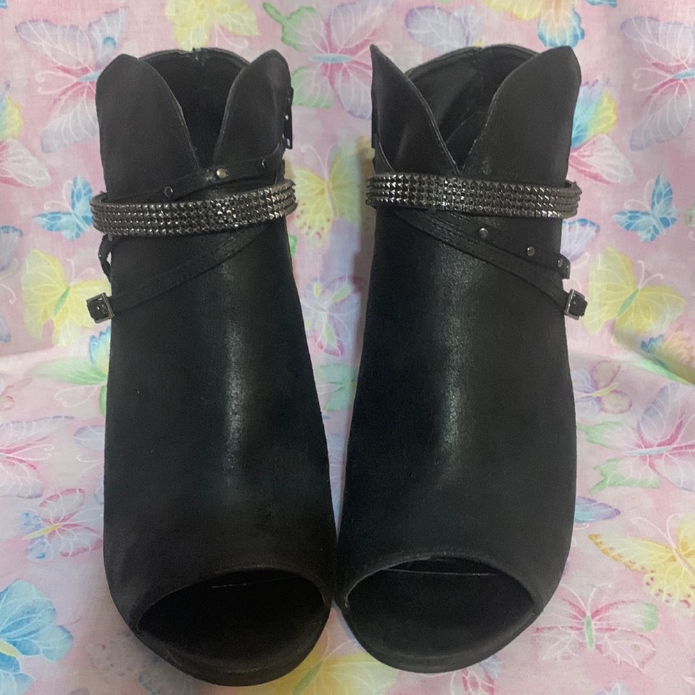 🦋New, side zip ankle boots. Black with front straps / studs. Worn once. Size 10